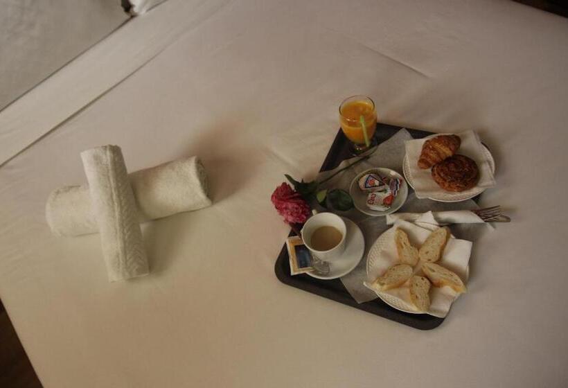 חדר סטנדרט לשלושה, Chaouen