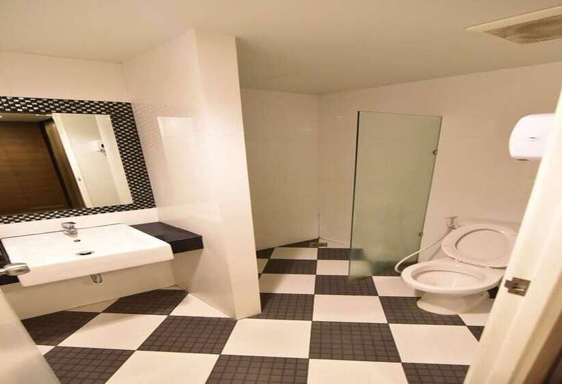 غرفة قياسية ثلاثية, Leevana