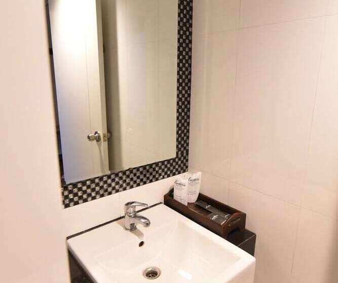 غرفة ديلوكس ثلاثية, Leevana