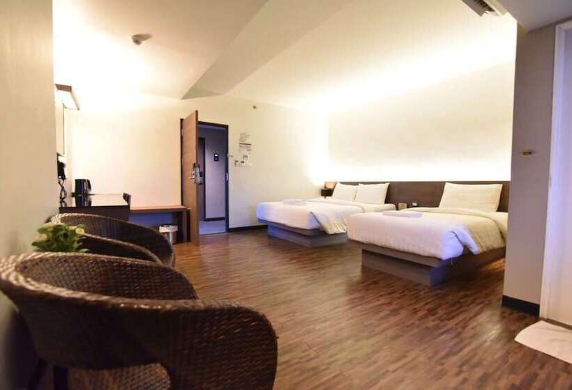 غرفة ديلوكس ثلاثية, Leevana