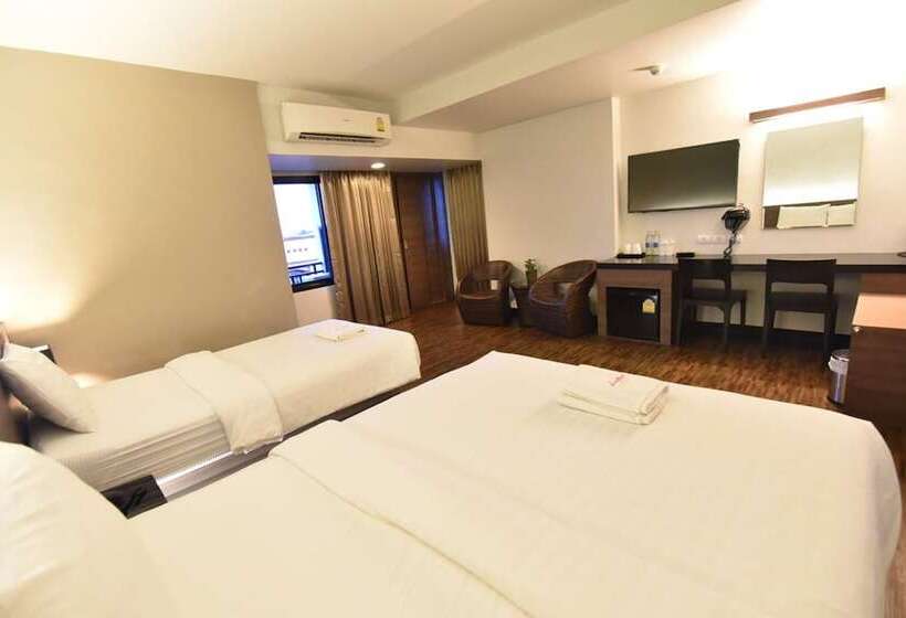 غرفة ديلوكس ثلاثية, Leevana