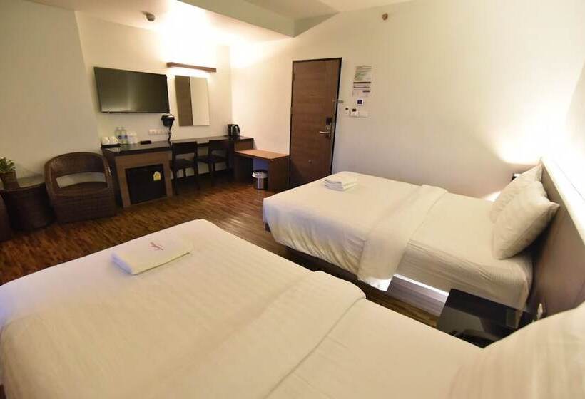 غرفة ديلوكس ثلاثية, Leevana