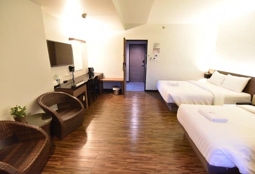 غرفة ديلوكس ثلاثية, Leevana