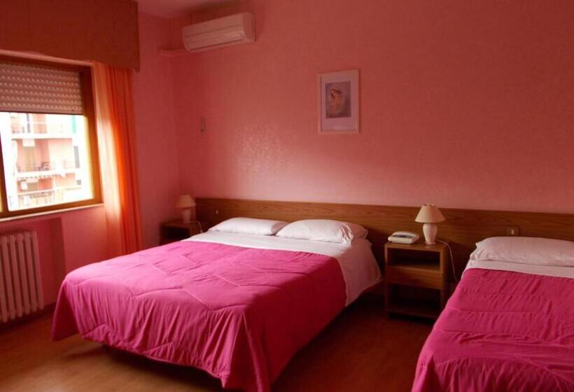 חדר סטנדרט לשלושה עם מרפסת, Maremonti