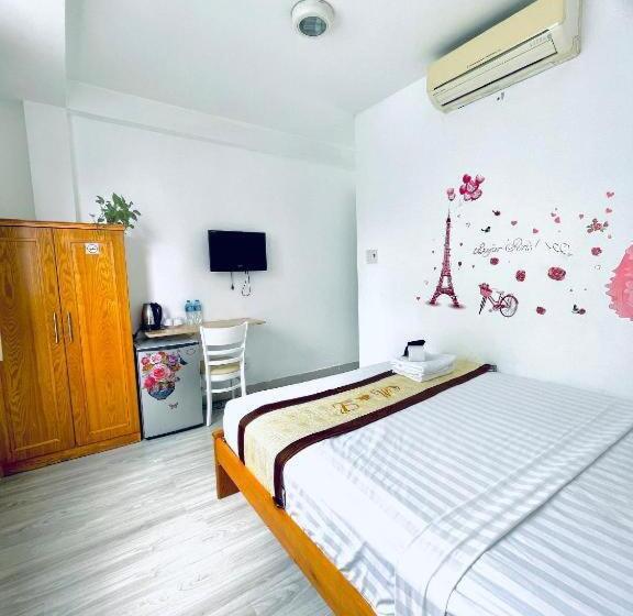 اتاق لوکس, Marie Line