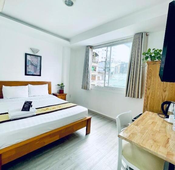 اتاق لوکس, Marie Line