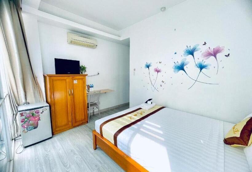 اتاق لوکس, Marie Line