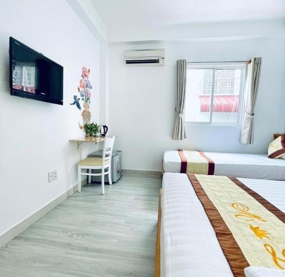 اتاق استاندارد سه نفره, Marie Line