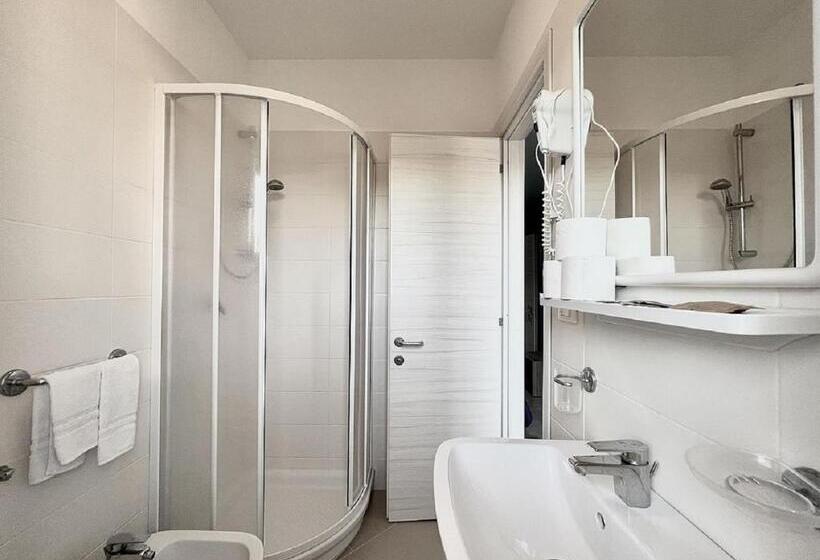 エコノミールーム, Old River