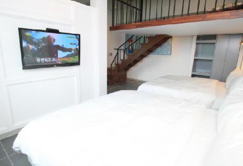 غرفة قياسية مطلّة علي حمام السباحة, Hound Hotel Changwon Terminal