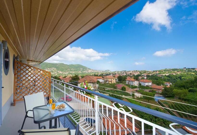 חדר סטנדרט לארבעה, Mamaral