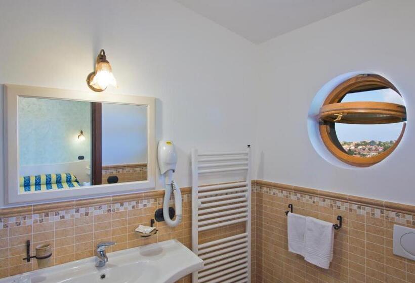 חדר דלוקס לשלושה, Mamaral