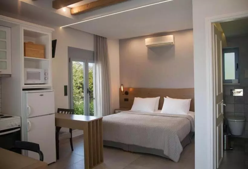 スタンダードスタジオ, Artemis Village Apartments & Studios
