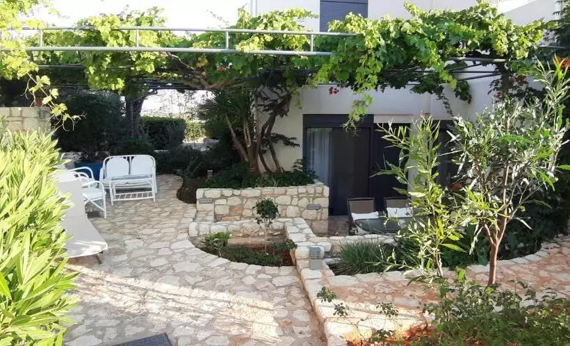 庭の見える１ベッドルームアパートメント, Artemis Village Apartments & Studios