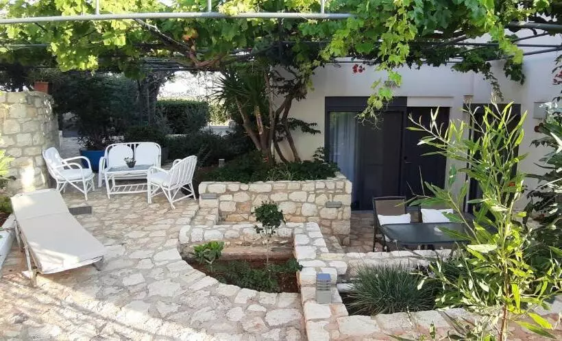 庭の見える１ベッドルームアパートメント, Artemis Village Apartments & Studios