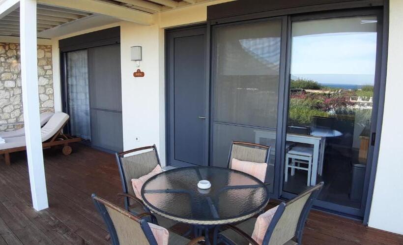 Superior 2-bedroom flat with sea view, Artemis Village Apartments & Studios