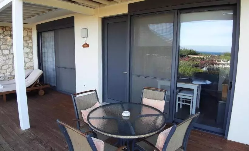Superior 2-bedroom flat with sea view, Artemis Village Apartments & Studios