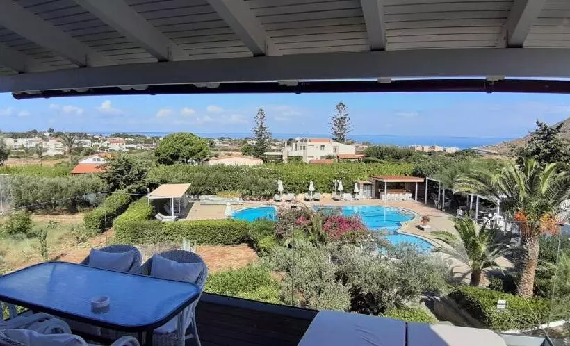 オーシャンビュースイート, Artemis Village Apartments & Studios