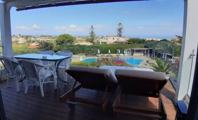 オーシャンビュースイート, Artemis Village Apartments & Studios
