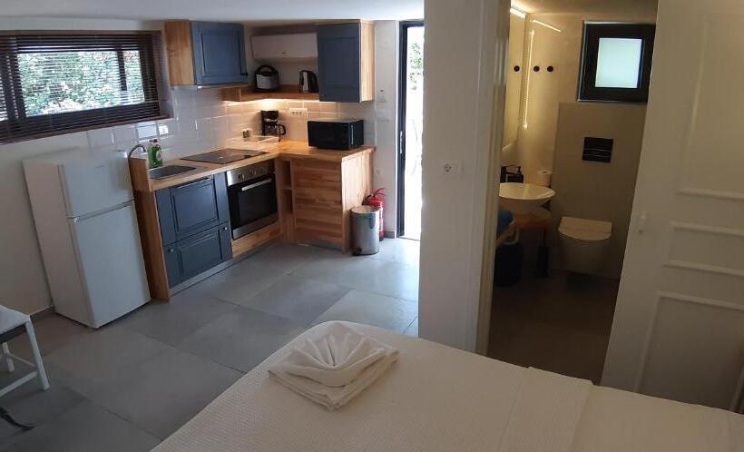 标准工作室, Artemis Village Apartments & Studios