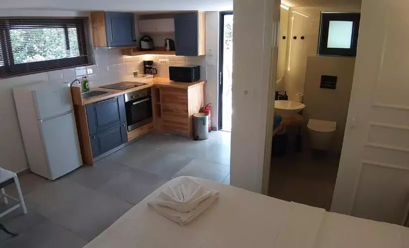 スタンダードスタジオ, Artemis Village Apartments & Studios