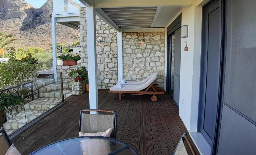 Superior 2-bedroom flat with sea view, Artemis Village Apartments & Studios