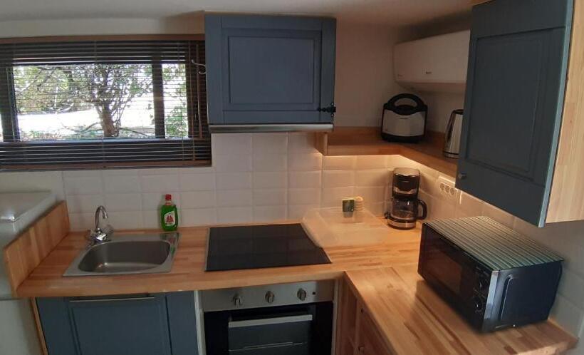 标准工作室, Artemis Village Apartments & Studios