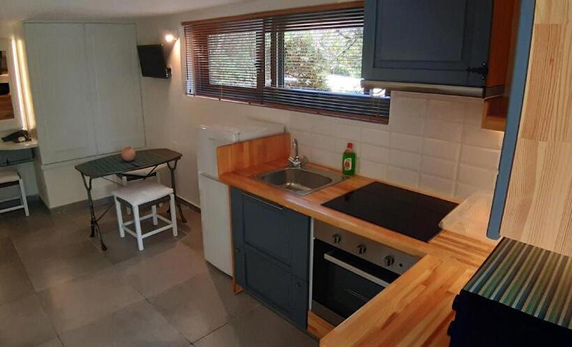 标准工作室, Artemis Village Apartments & Studios