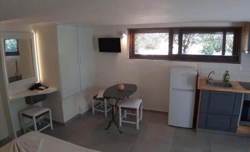 标准工作室, Artemis Village Apartments & Studios