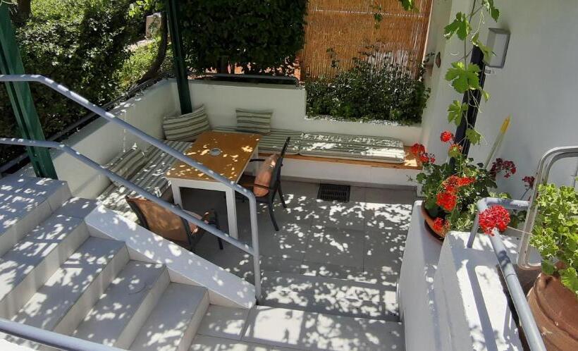 标准工作室, Artemis Village Apartments & Studios