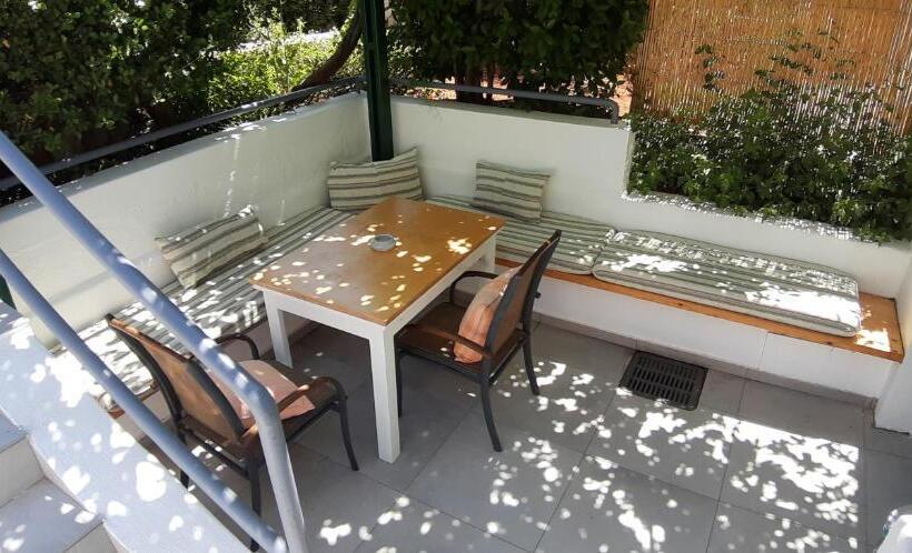 标准工作室, Artemis Village Apartments & Studios