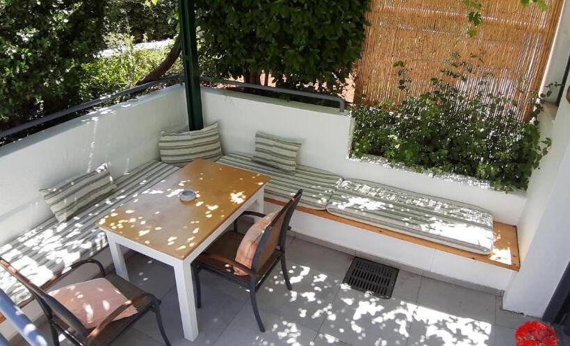 标准工作室, Artemis Village Apartments & Studios