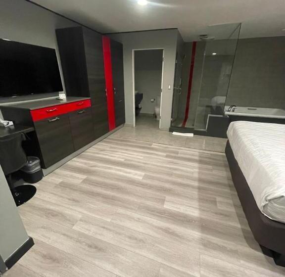 جناح مزود بجاكوزى, Astro Pasadena