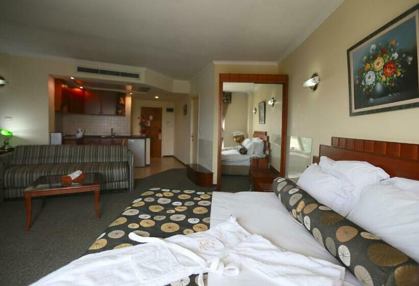 سوییت جونیور با بالکن, Royal Court