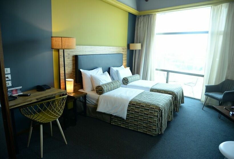 اتاق پرمیوم, Royal Court