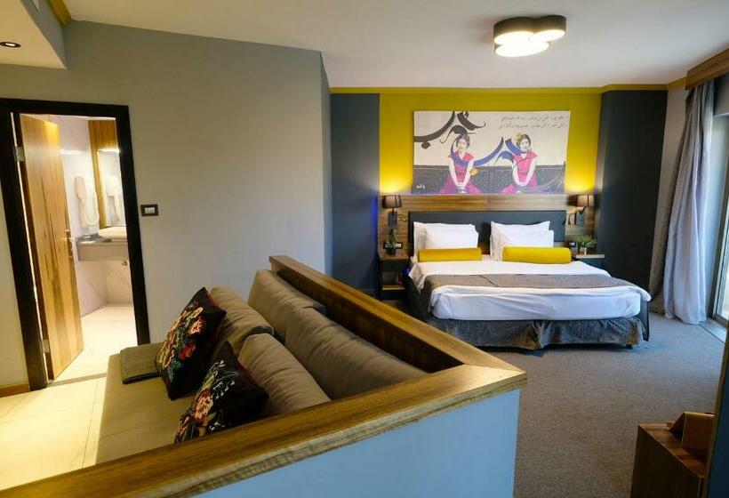 سوییت جونیور با بالکن, Royal Court