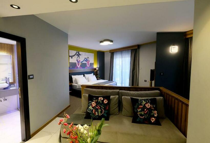 سوییت جونیور با بالکن, Royal Court