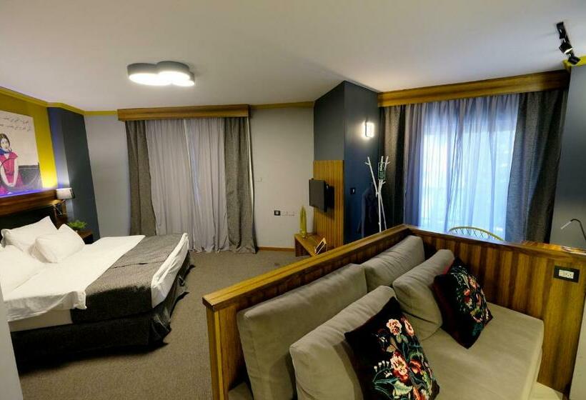 سوییت جونیور با بالکن, Royal Court