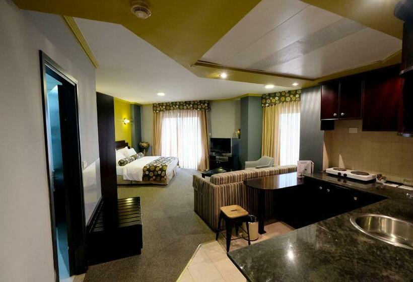 سوییت جونیور با بالکن, Royal Court