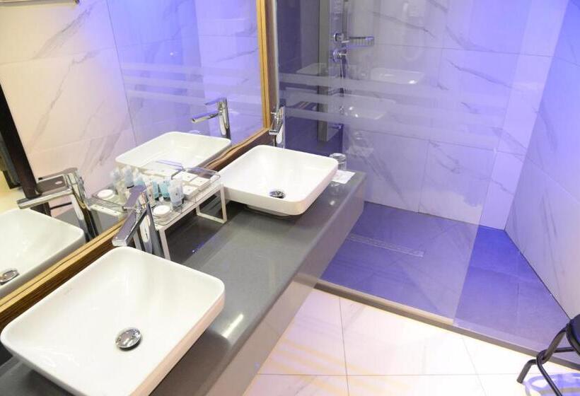 سوییت جونیور با بالکن, Royal Court