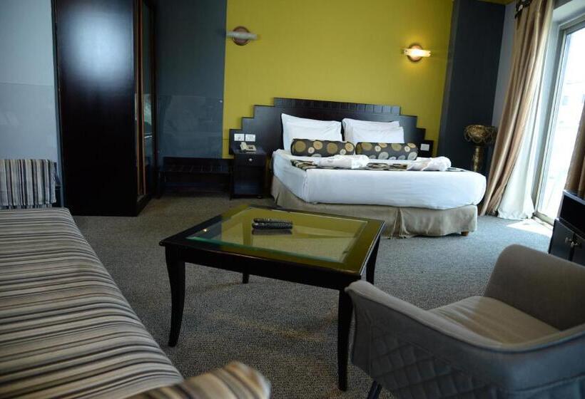 سوییت جونیور با بالکن, Royal Court