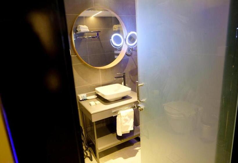 اتاق استاندارد یک نفره, Royal Court