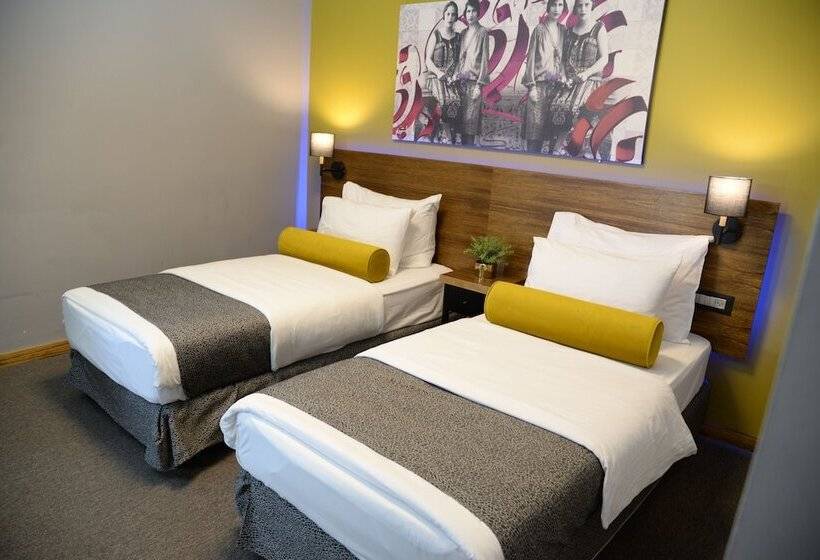 اتاق پرمیوم, Royal Court