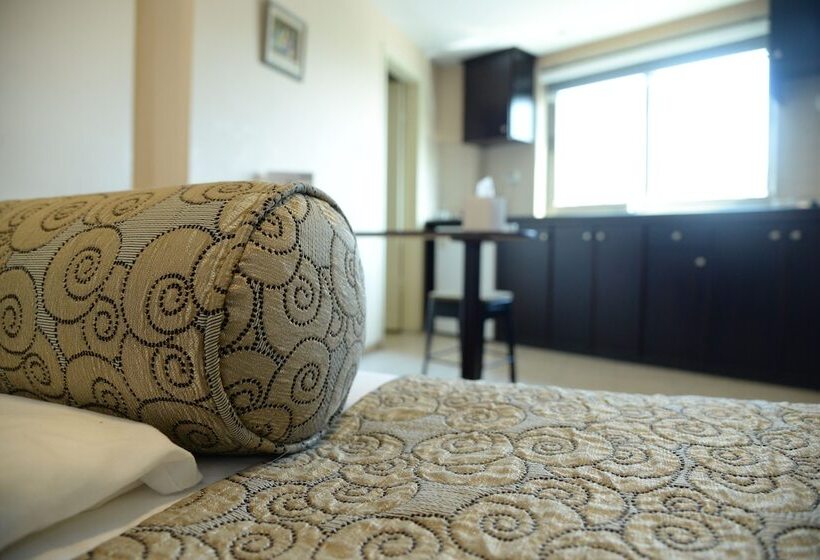 اتاق پرمیوم, Royal Court