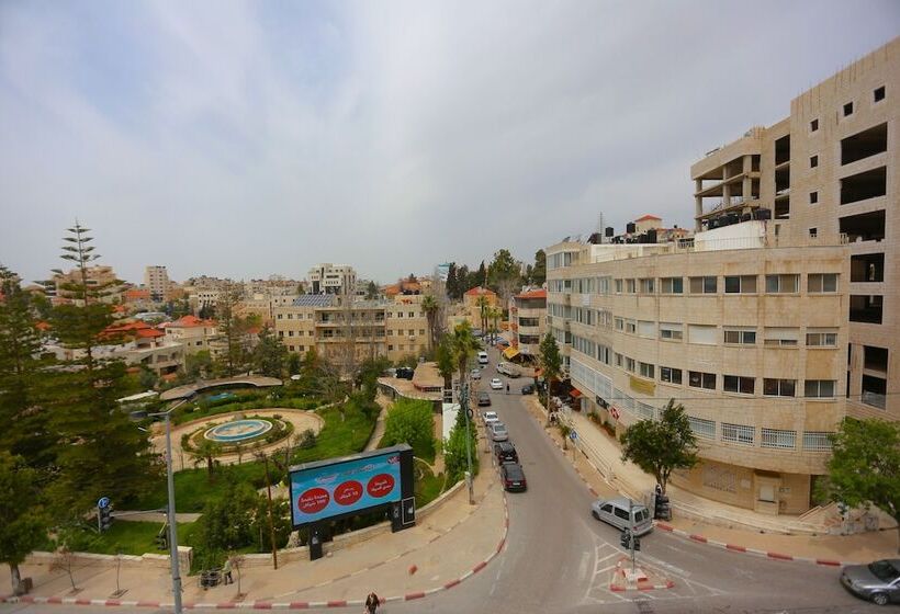 اتاق پرمیوم, Royal Court