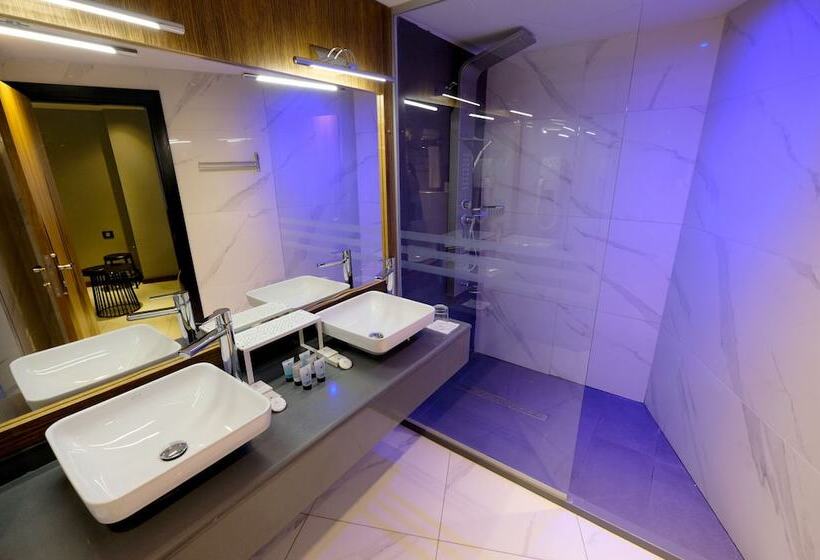 اتاق پرمیوم, Royal Court