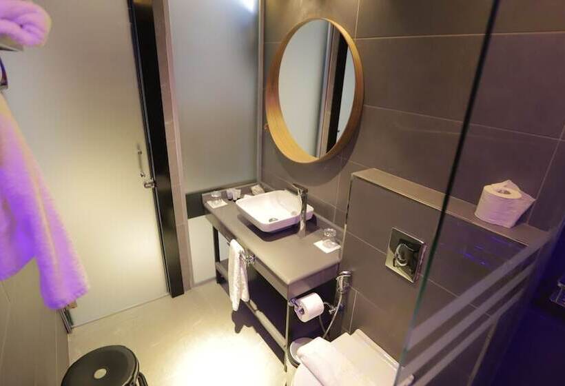 اتاق پرمیوم, Royal Court