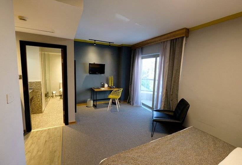 اتاق پرمیوم, Royal Court