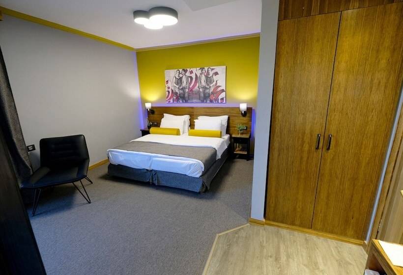 اتاق پرمیوم, Royal Court