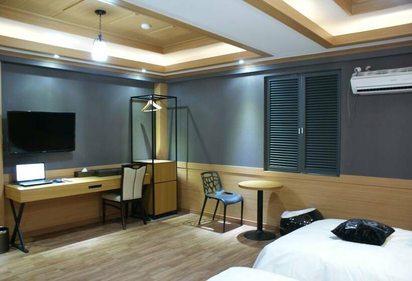 Suite, Central Plaza